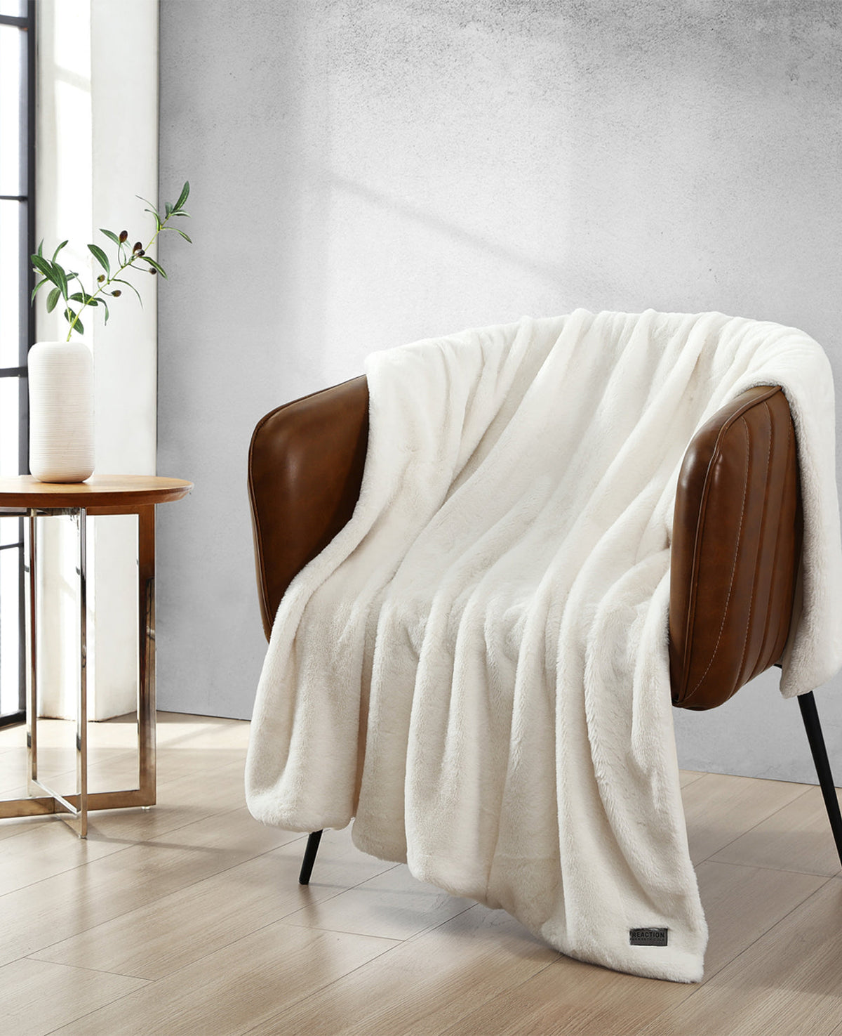 Faux Fur Solid Throw Blanket | Kenneth Cole WHITE